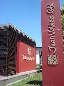 Cafeteria na Colômbia expondo em primeiro plano a "cara" do café colombiano: Juna Valdez e seu jumento.